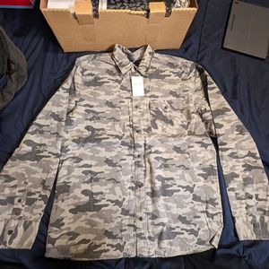 Gray public opinion camo button up shirt size m.